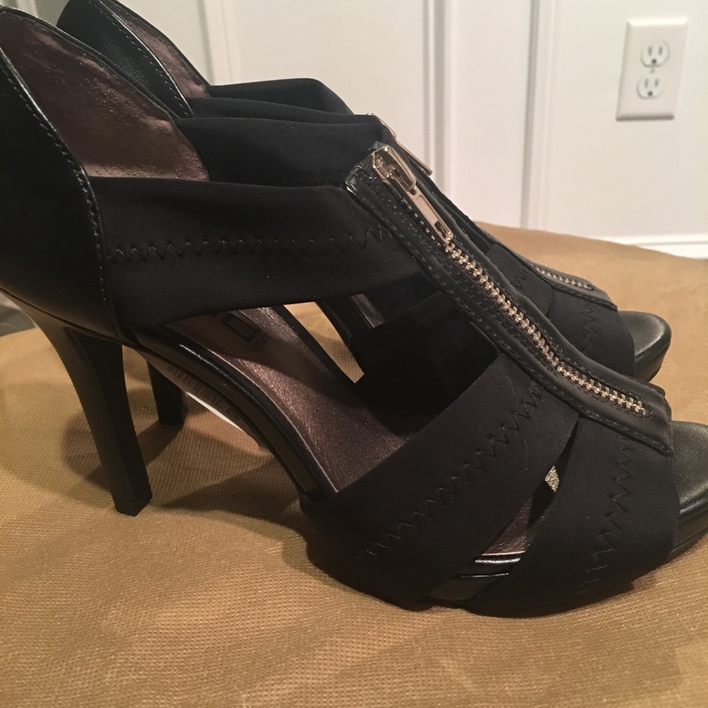 NWOB MODA peep toe black pumps sz 7